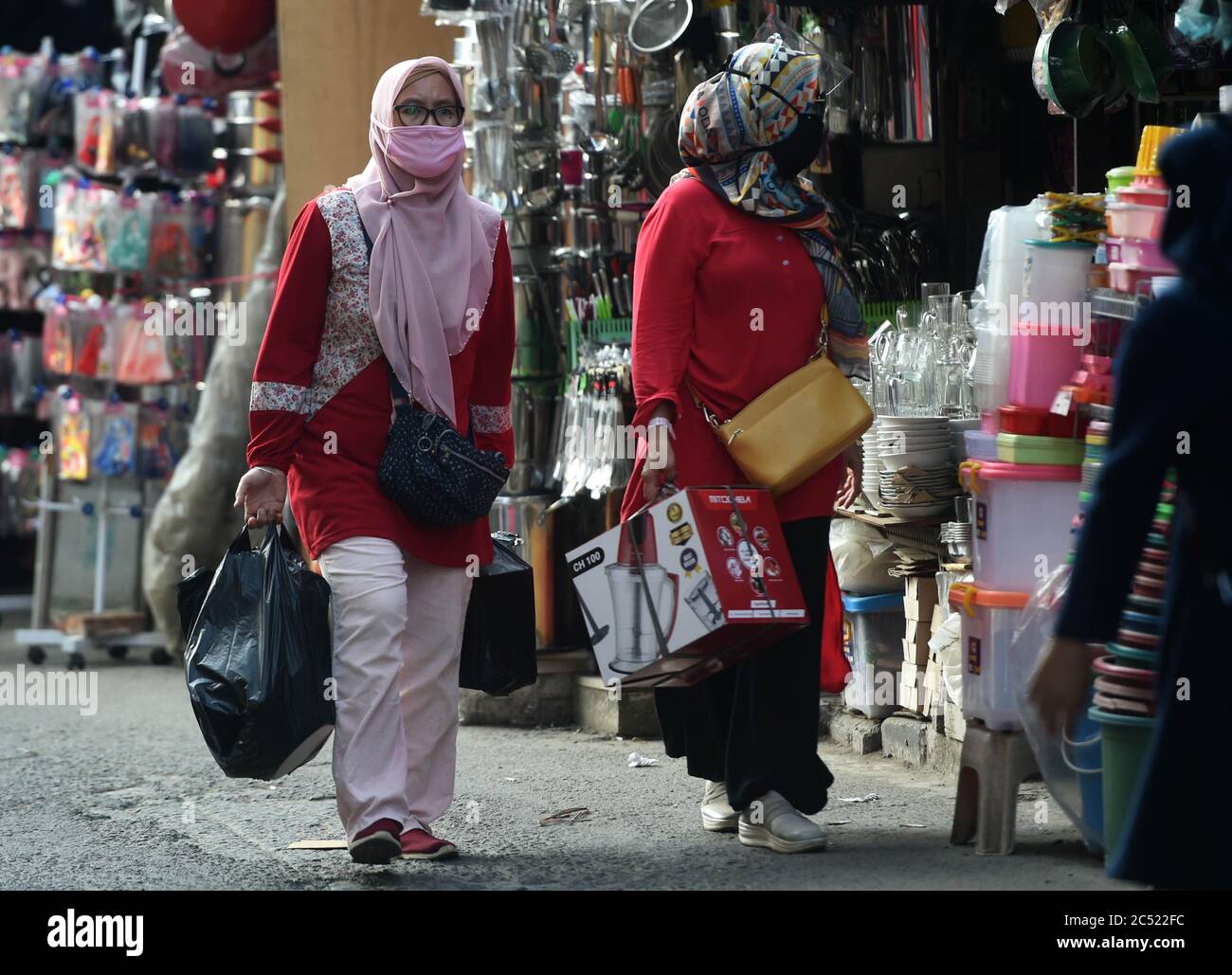 Jakarta, Indonesien. Juni 2020. Eine Frau trägt Plastiktüten auf einem Markt in Jakarta, Indonesien, 30. Juni 2020. Laut lokalen Medien wird Jakarta offiziell ein Verbot von Einweg-Plastiktüten mit Wirkung zum 1. Juli einführen. Kredit: Zulkarnain/Xinhua/Alamy Live Nachrichten Stockfoto