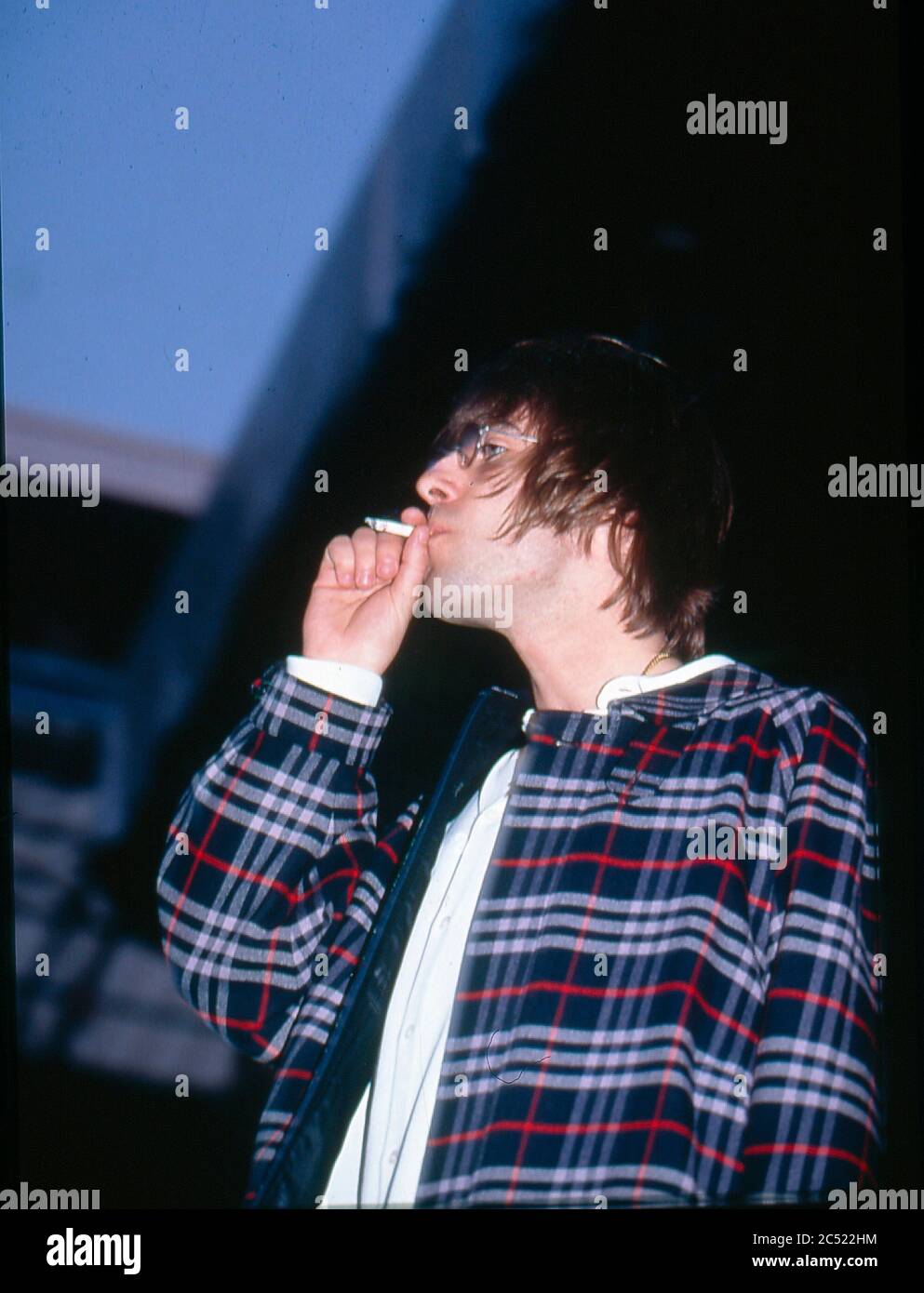 Oasis im Konzert im Manchester City Stadium in Maine Road, Manchester 27. April 1996: Liam Gallagher Stockfoto