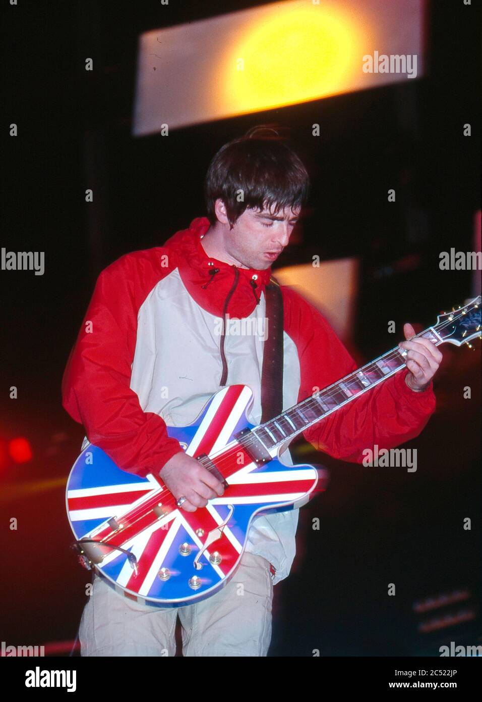 Oasis im Konzert im Manchester City Stadium in Maine Road, Manchester 27. April 1996: Noel Gallagher Stockfoto