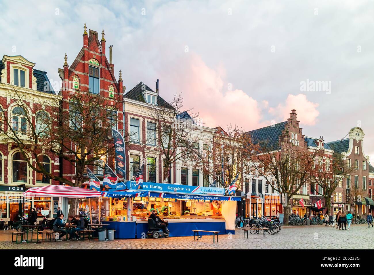 GRONINGEN, NIEDERLANDE - 2. NOVEMBER 2017: Fischmarkt Stand auf dem niederländischen Vismarkt Platz bei Sonnenuntergang in Groningen, Niederlande Stockfoto