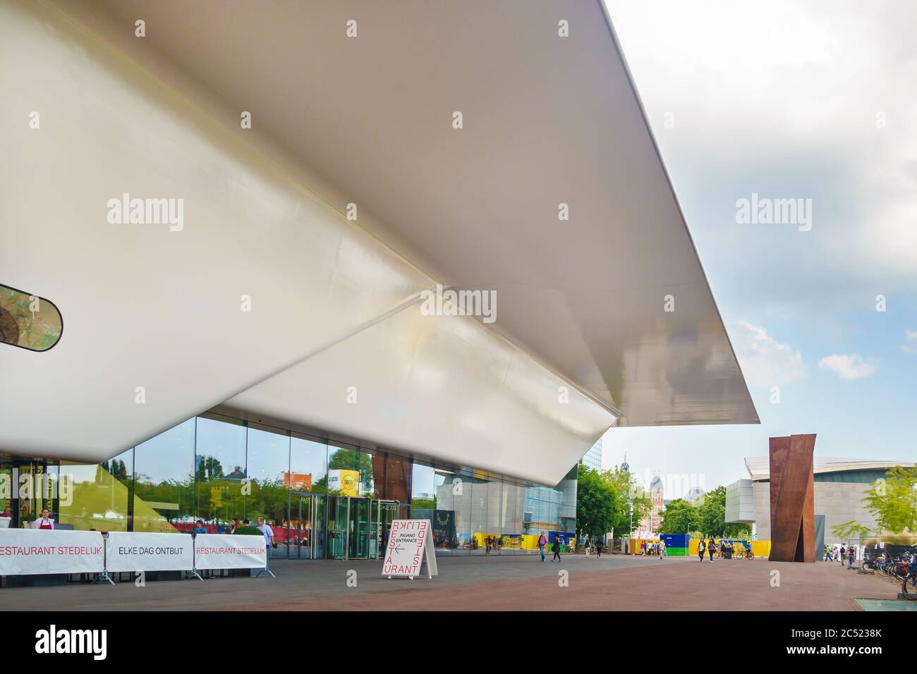 Amsterdam, NIEDERLANDE - 26. JUNI 2014: Eingang des berühmten Stedelijk Musem in Amsterdam im Museumspark, Niederlande Stockfoto