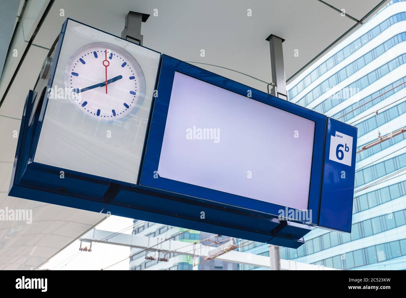 Leere Bahnsteig-Informationsanzeige mit Uhr auf einem niederländischen Bahnhof Stockfoto