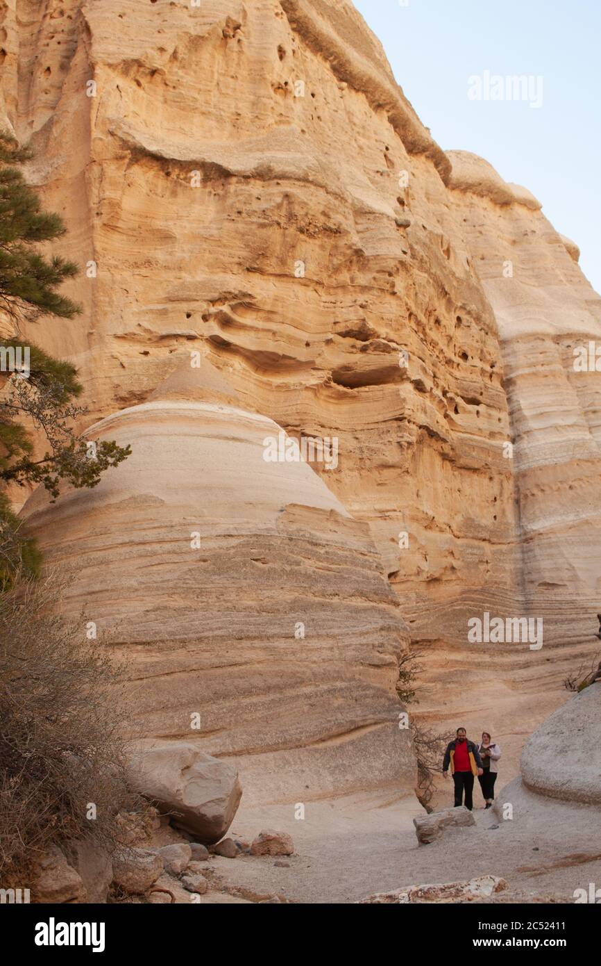 Sandoval County, New Mexico / USA - 1. Januar 2020: Wanderer wandern durch die trockene Wüstenschlucht in New Mexico Stockfoto