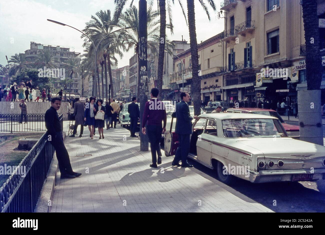 Eine Straßenszene in Beirut 1967. Beirut ist die Hauptstadt und größte Stadt im Libanon. Es ist die drittgrößte Stadt in der Levante Region und die fünfzehntgrößte in der arabischen Welt. Beirut liegt auf einer Halbinsel in der Mitte der libanesischen Mittelmeerküste und ist ein wichtiger regionaler Hafen. Es ist eine der ältesten Städte der Welt, seit mehr als 5,000 Jahren bewohnt. Stockfoto