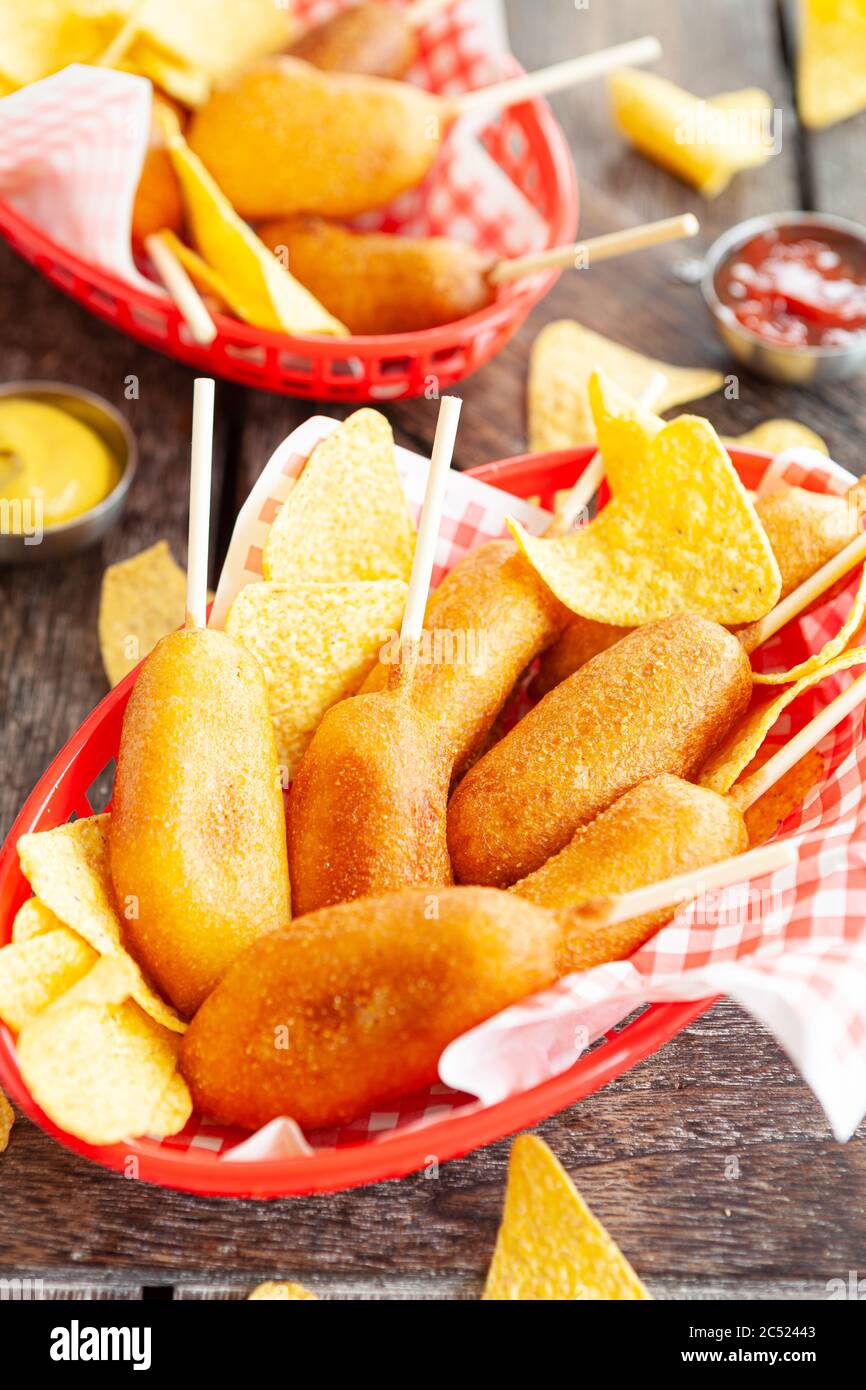Maishunde, kleine frittierte Würstchen auf Stöcken Stockfoto