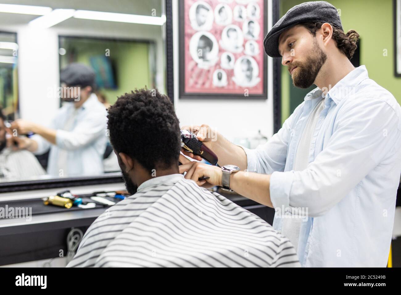 Afroamerikanischen jungen Mann besuchen barbershop Stockfoto