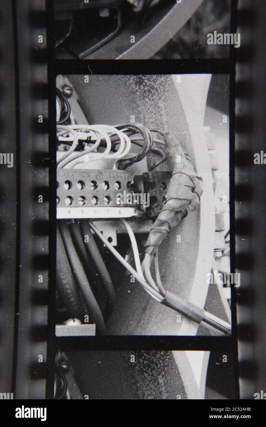 Feine 70er Jahre Vintage Kontakt Print schwarz-weiß Fotografie der elektronischen Verkabelung. Stockfoto
