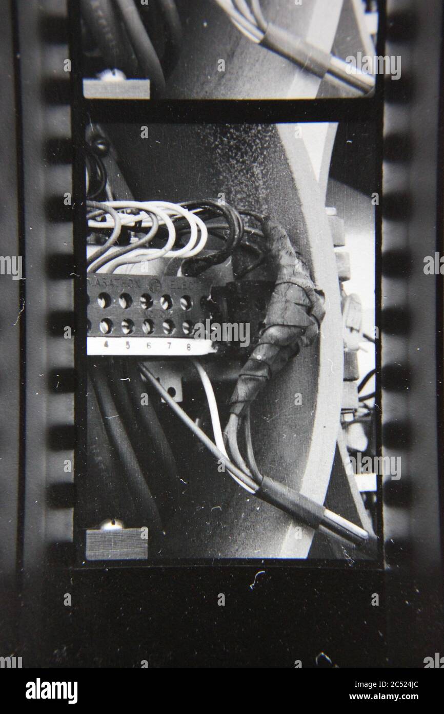 Feine 70er Jahre Vintage Kontakt Print schwarz-weiß Fotografie der elektronischen Verkabelung. Stockfoto