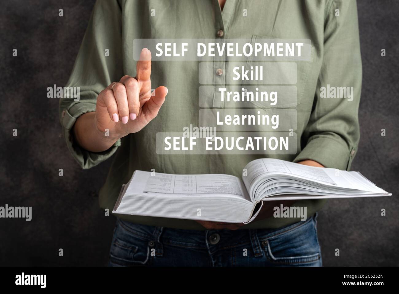 Selbstentwicklung, Bildung, Lernen, Training, Geschicklichkeit. Frau klicken auf virtuellen Bildschirm. Stockfoto