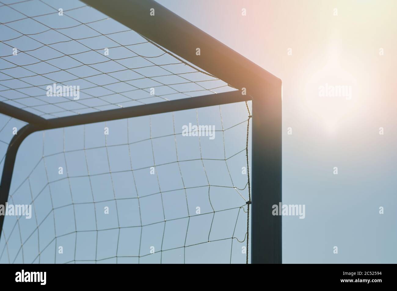 Ecke von Metall-Fußball-Tor auf blauen Himmel sonnigen Hintergrund Stockfoto