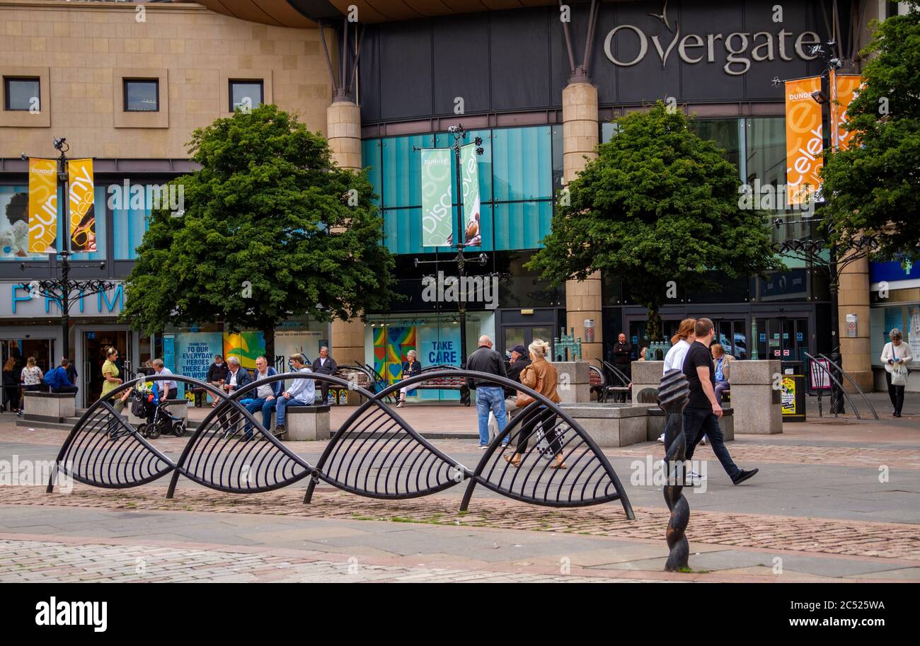 Dundee, Tayside, Schottland, Großbritannien. Juni 2020. UK Wetter: Feuchter Tag mit einigen hellen und sonnigen Zauber in Nord-Ost-Schottland, maximale Temperatur 19 Grad Am zweiten Tag werden die nicht unbedingt notwendigen Geschäfte wieder eröffnet, während die Käufer den Tag mit ihren Einkäufen im Stadtzentrum von Dundee verbringen. Unter den wiedereröffneten Geschäften sind die High Street, Murraygate, Wellgate und Overbate, und die Mitarbeiter begrüßen die Kunden mit neuen Covid-19 Richtlinien der sozialen Distanzierung. Kredit: Dundee Photographics/Alamy Live Nachrichten Stockfoto