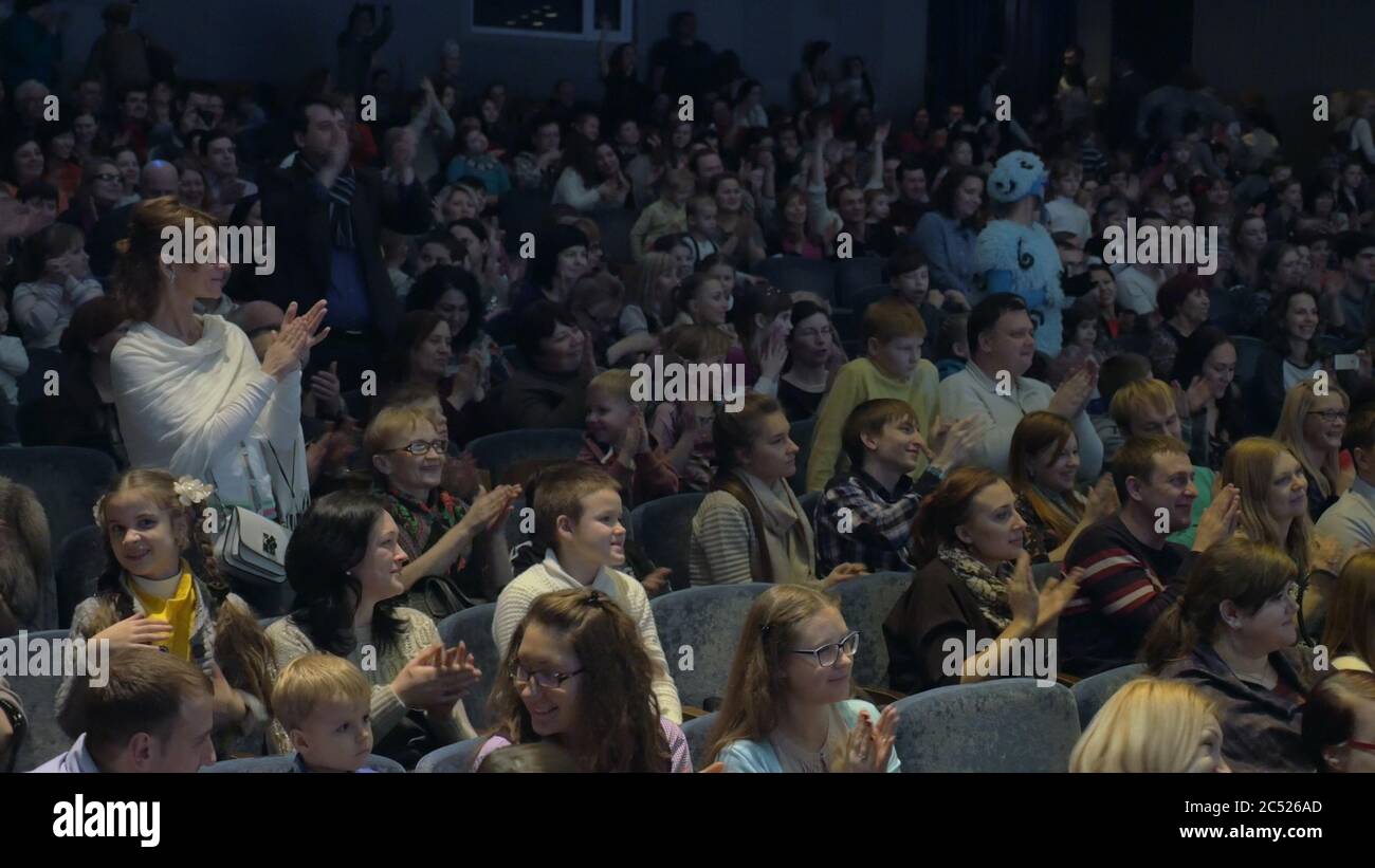 MOSKAU, RUSSLAND - 10. FEBRUAR 2015: Dankbare Audienz im Auditorium. Beeindruckte Menschen, die nach der Aufführung im Zirkus des Tanzenden F Beifall gaben Stockfoto