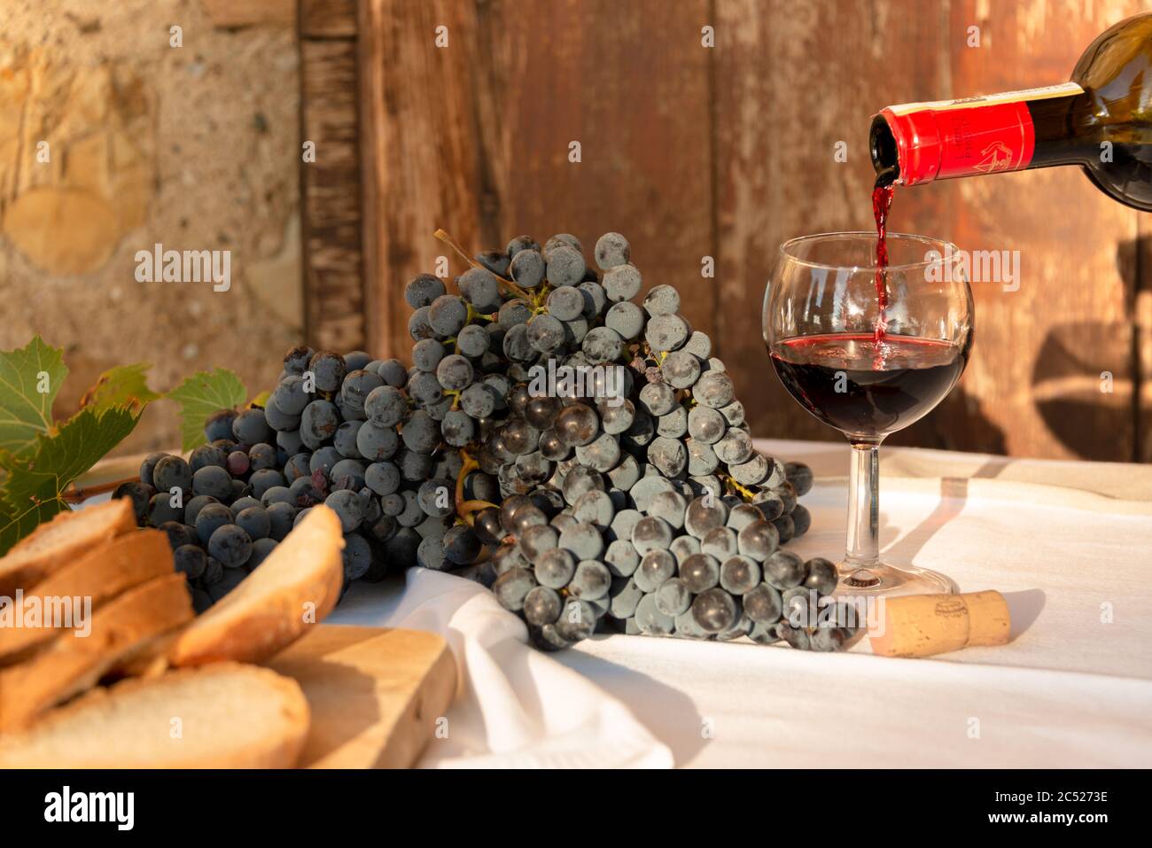 Wein und Käseprobe auf einem Weingut in der Toskana bei Siena Stockfoto