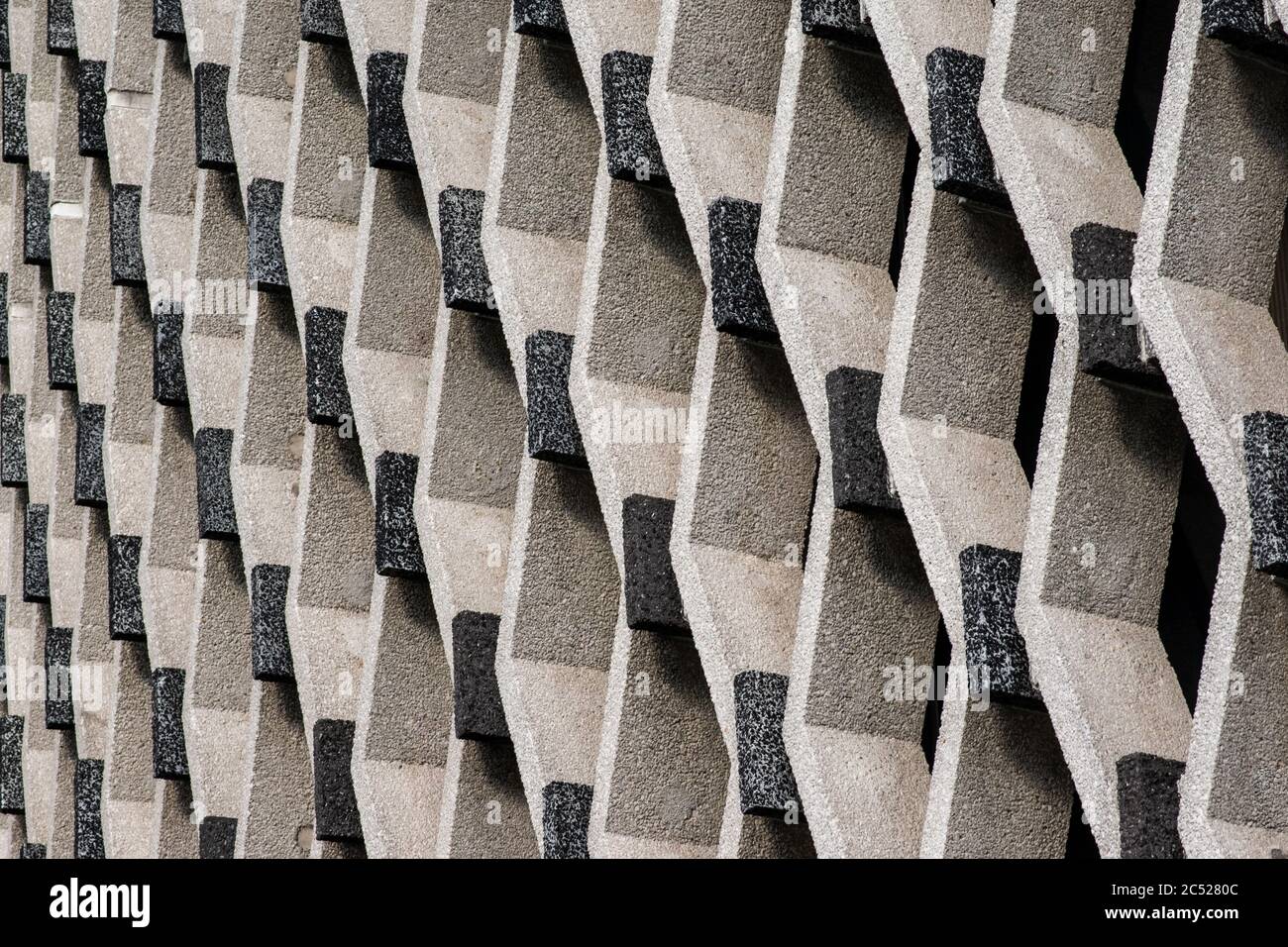 Geometrische Symmetrie Design in moderner Architektur. Rautenraster in Zement und Stein. Stockfoto