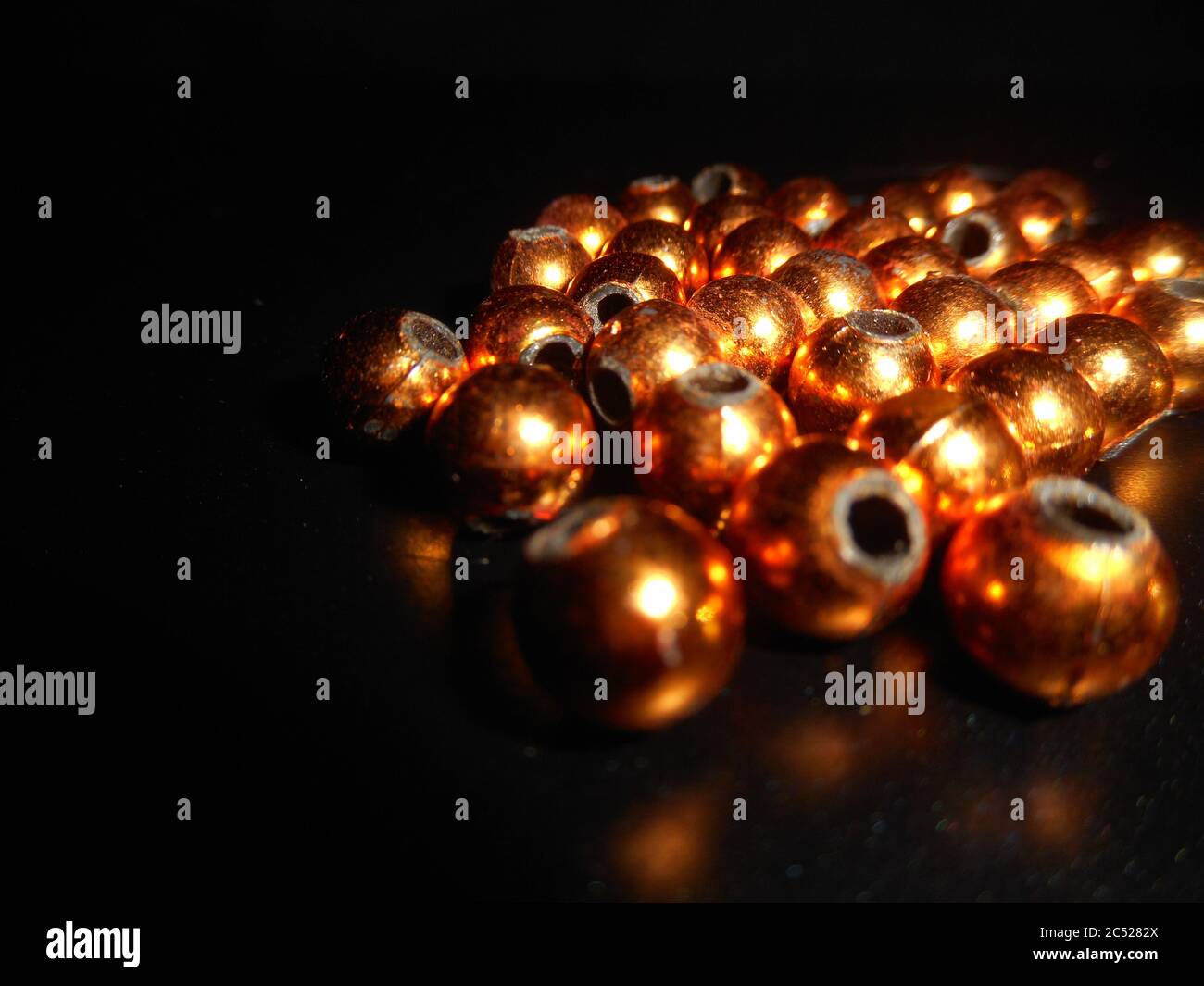 Perlen auf schwarzem Hintergrund. Stockfoto
