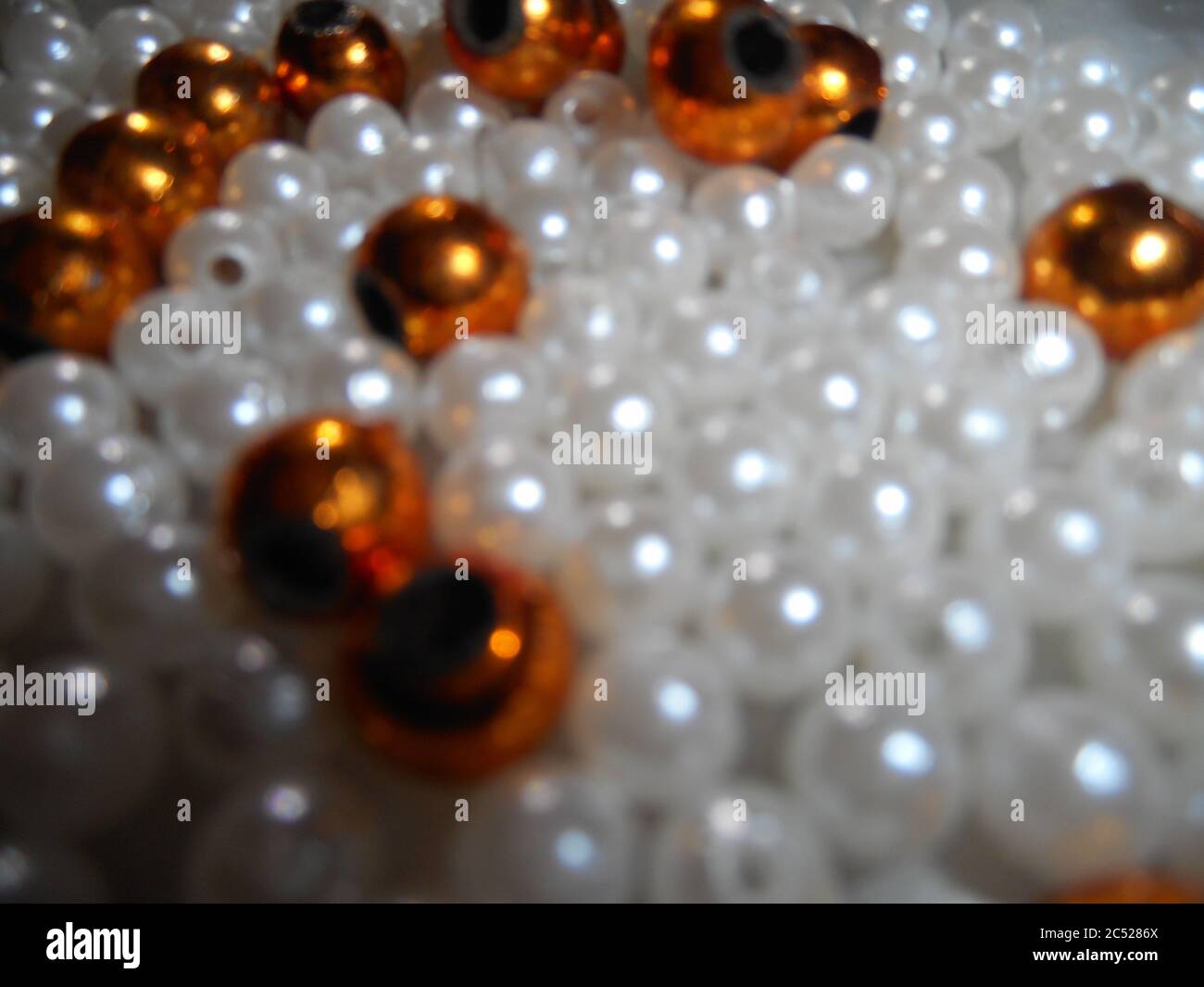 Perlen auf schwarzem Hintergrund. Stockfoto