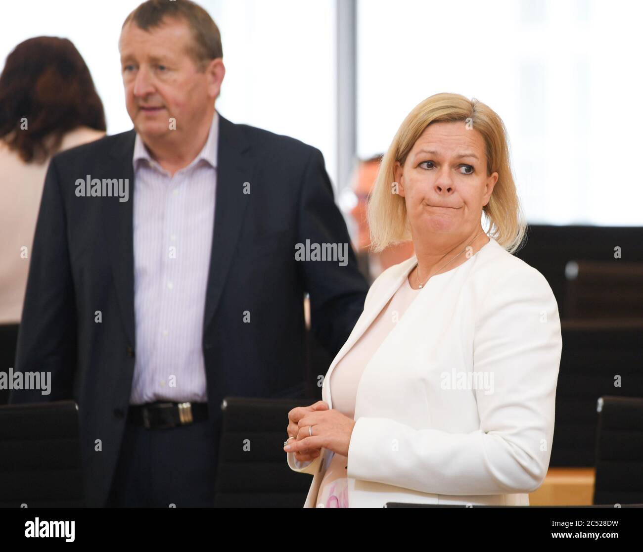 Wiesbaden, Deutschland. Juni 2020. Nancy Faeser, Fraktionsvorsitzende, und Günter Rudolph (beide SPD) nehmen an der Plenarsitzung des Hessischen landtags Teil. Quelle: Arne Dedert/dpa/Alamy Live News Stockfoto