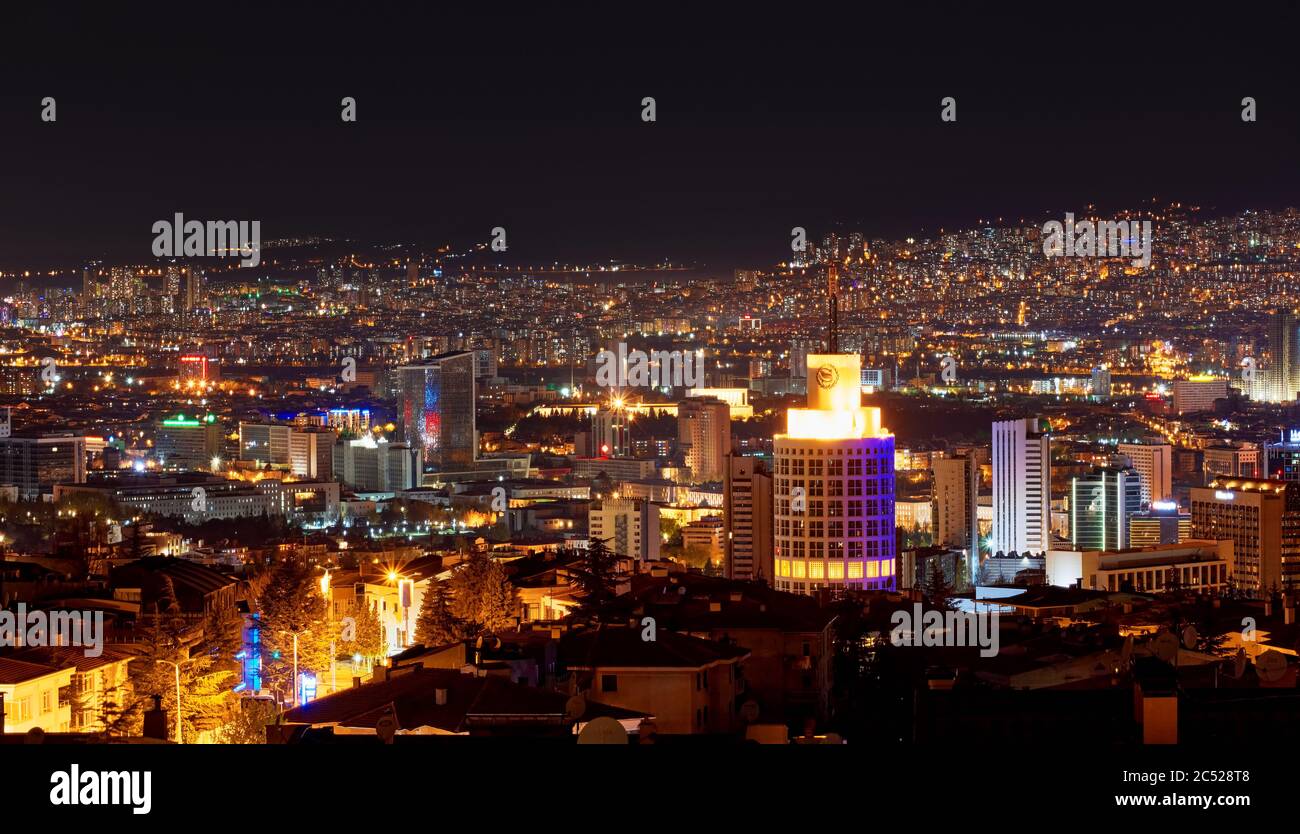 März 2020 - Ankara, Türkei: Panorama-Stadtbild von Ankara, Türkei bei Nacht. Blick vom Cankaya Bezirk. Stockfoto