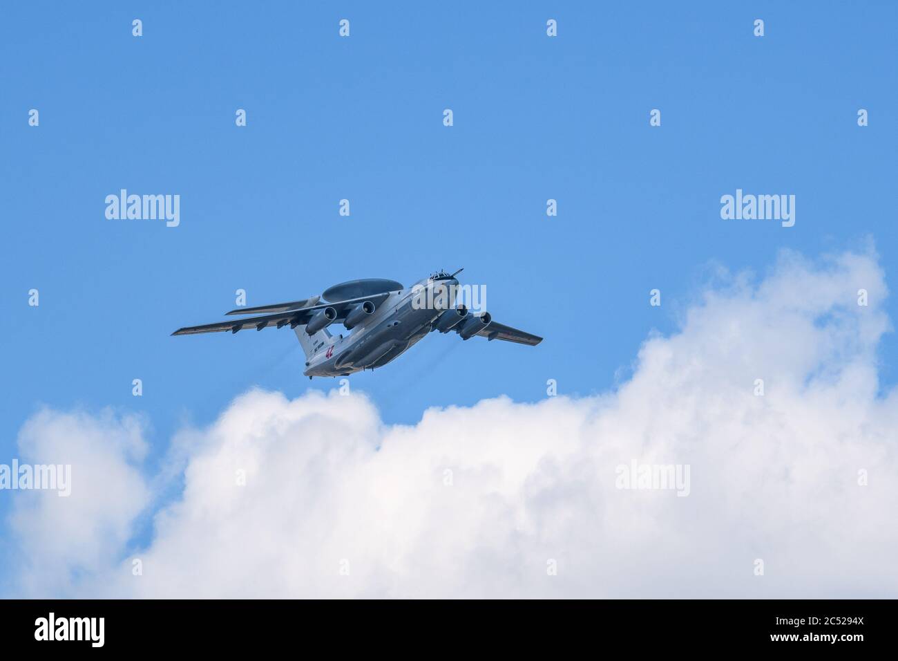 MOSKAU, RUSSLAND - JUN 2020: Russisches Fernradarerkennungs- und Kontrollflugzeug A-50 (Hauptstütze) bei der Parade zum 75. Jahrestag der t Stockfoto