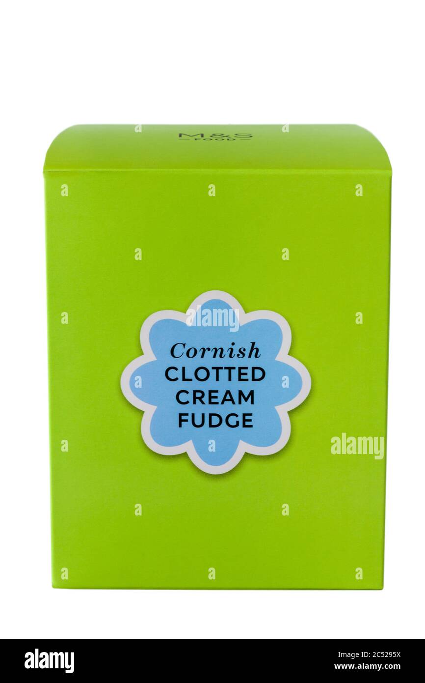 Schachtel mit M&S Cornish Cloted Cream Fudge isoliert auf weißem Hintergrund - alles Butterfond mit Cornish Clotted Cream Stockfoto