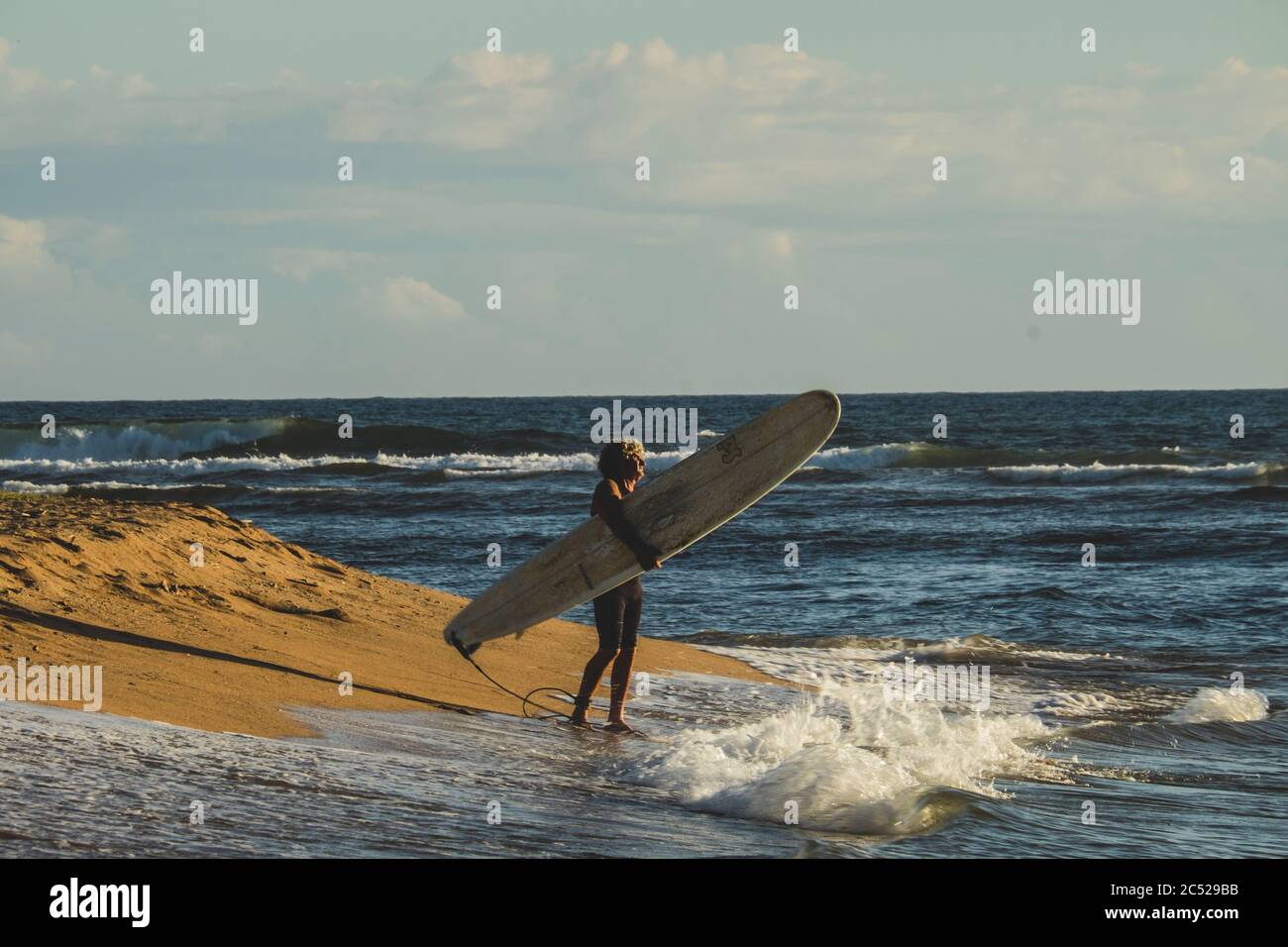 Surfer in Hawaii mit Long Board Stockfoto