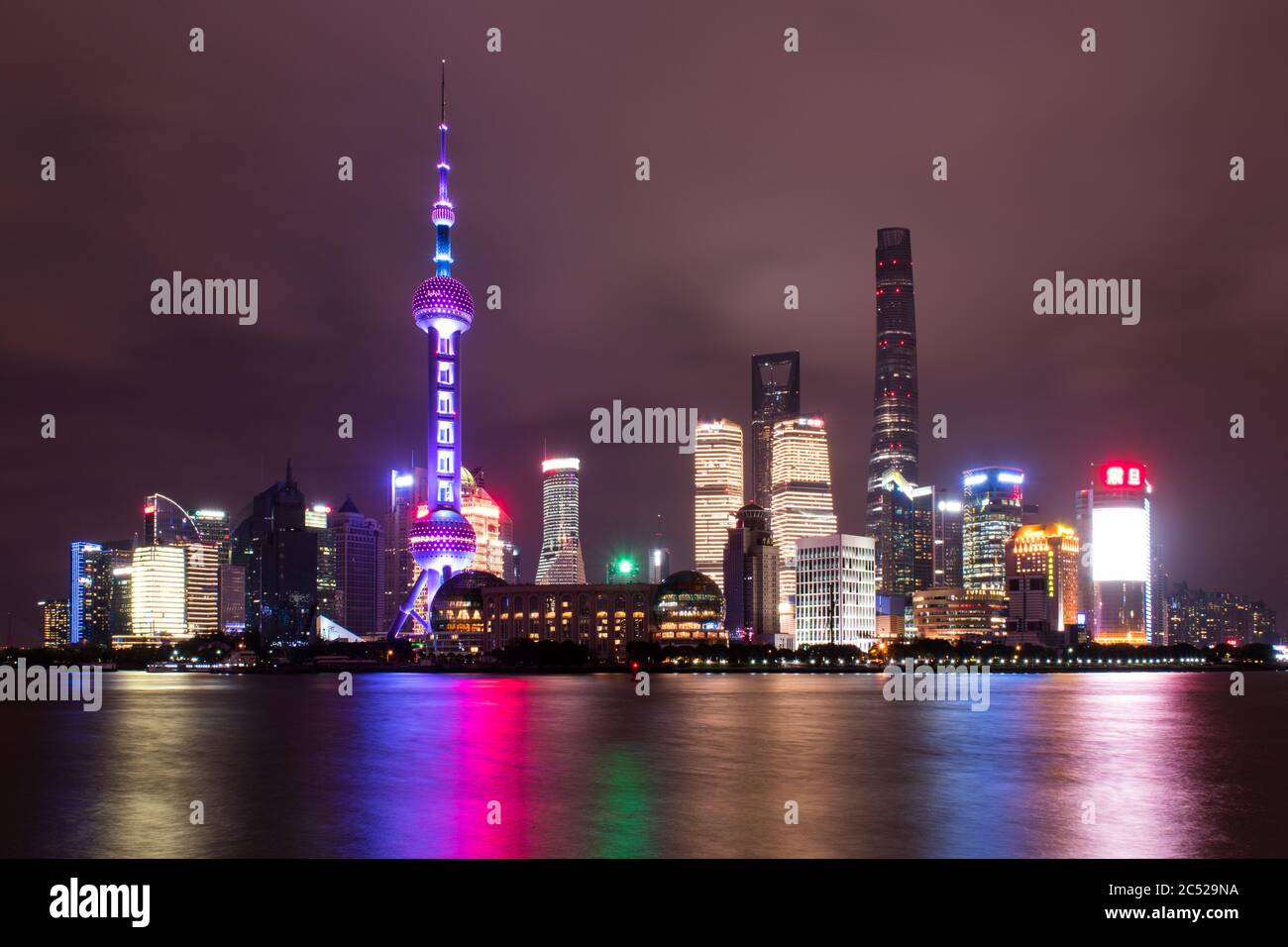 Atemberaubende und farbenfrohe Skyline von Shanghai bei Nacht mit langer Belichtung. Stockfoto