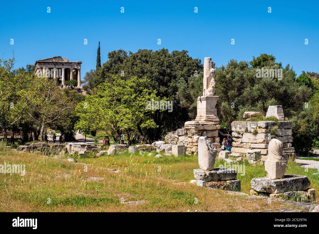 Athen, Attika / Griechenland - 2018/04/02: Panoramablick auf das antike archäologische Gebiet der Athener Agora mit dem Tempel des Hephaistos - Hephaisteion Stockfoto