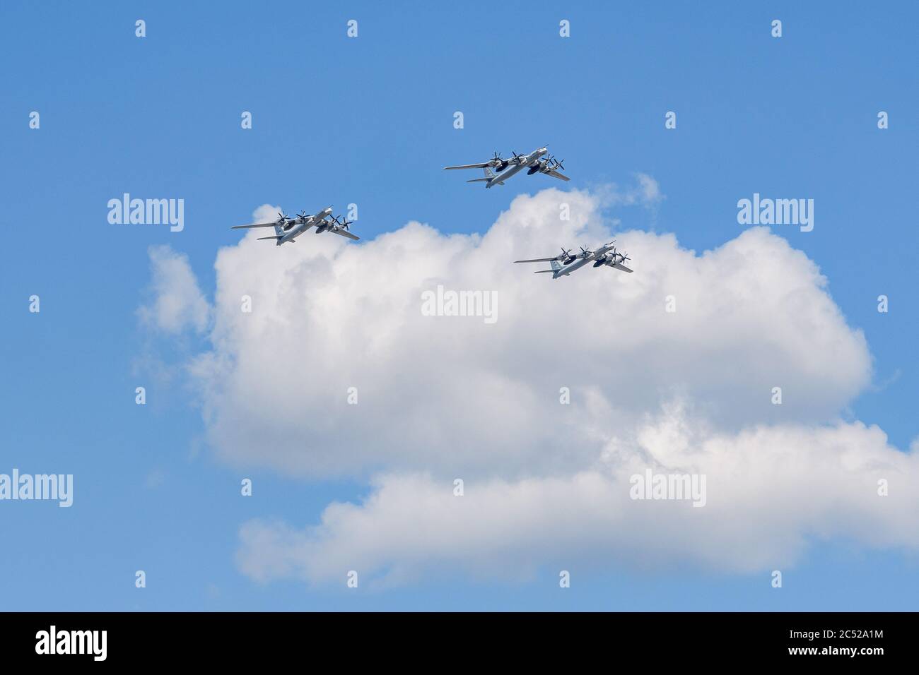 MOSKAU, RUSSLAND - JUN 2020: Sowjetischer und russischer Turboprop-strategischer Bomber TU-95MS (Bear), das schnellste Turboprop-Flugzeug der Welt bei der Parade zu Ehren Stockfoto