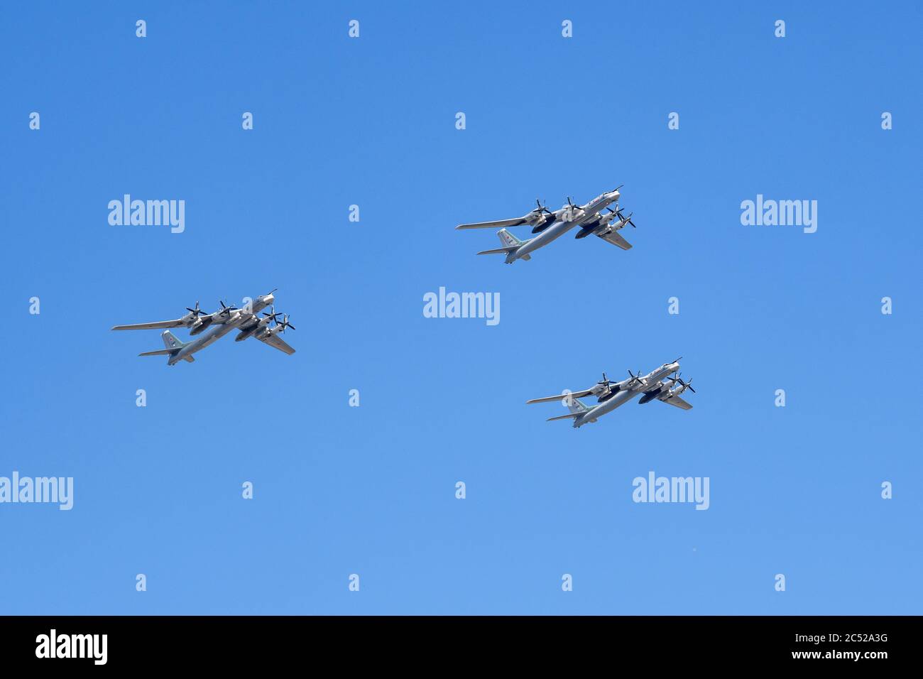 MOSKAU, RUSSLAND - JUN 2020: Sowjetischer und russischer Turboprop-strategischer Bomber TU-95MS (Bear), das schnellste Turboprop-Flugzeug der Welt bei der Parade zu Ehren Stockfoto