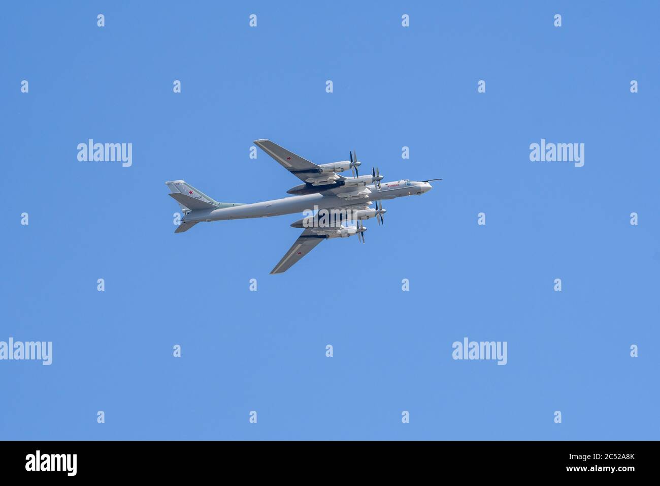 MOSKAU, RUSSLAND - JUN 2020: Sowjetischer und russischer Turboprop-strategischer Bomber TU-95MS (Bear), das schnellste Turboprop-Flugzeug der Welt bei der Parade zu Ehren Stockfoto