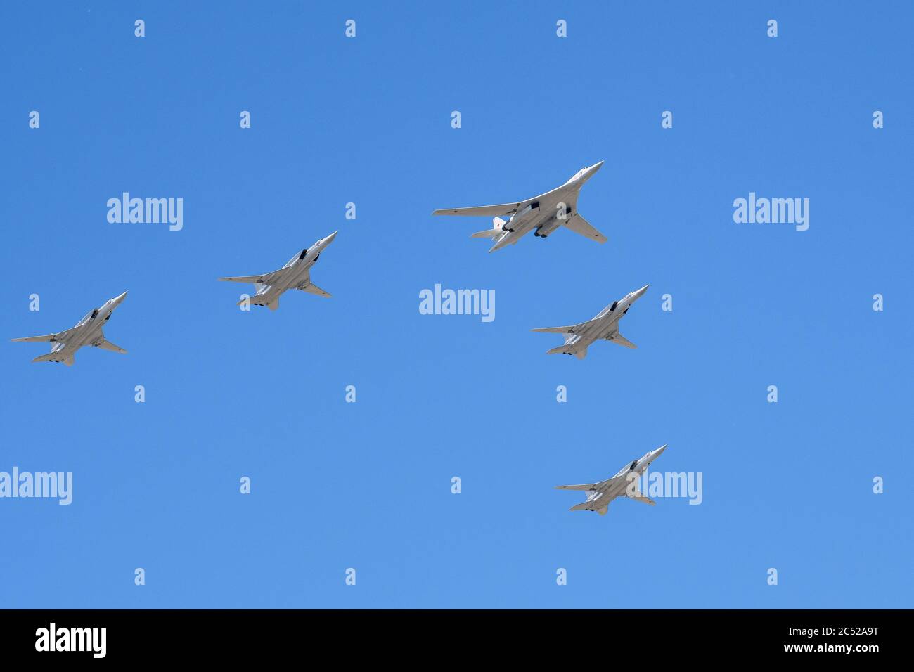 MOSKAU, RUSSLAND - JUN 2020: Russischer Überschallbomber mit variablem Sweep-Flügel TU-160 (Blackjack) und überschallter strategischer Langstreckenbombe Stockfoto