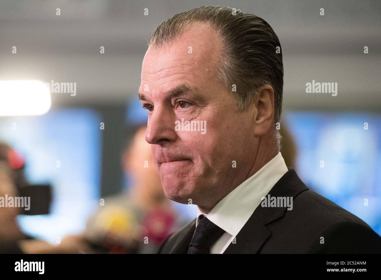 Clemens TÖNNIES tritt als Vorsitzender des Fußball-Bundesligavereins Schalke 04 zurück. Das berichtet die ARD-Sportmesse. Nach Corona Fallen in seinem Fleischgeschäft, Tönnies war schwer kritisiert worden. Clemens TÖNNIES, Präsident FC Schalke 04, gibt am 15. Februar 2019 im Rahmen eines Treffens in der Veltins Arena nach dem Trauerdienst Interviews, Medien, Interview, Halbportrait, Mimik, Trauerdienst für den verstorbenen Rudi Assauer in der Propsteikirche St. Urbanus in Gelsenkirchen-Buer. Ã‚Â weltweit Stockfoto