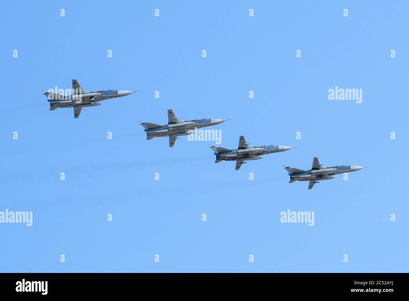 MOSKAU, RUSSLAND - 2020. JUN: Russischer taktischer Frontbomber mit variablem Sweep-Flügel Su-24 (Fencer) bei der Parade zu Ehren des 75. Jahrestages Stockfoto