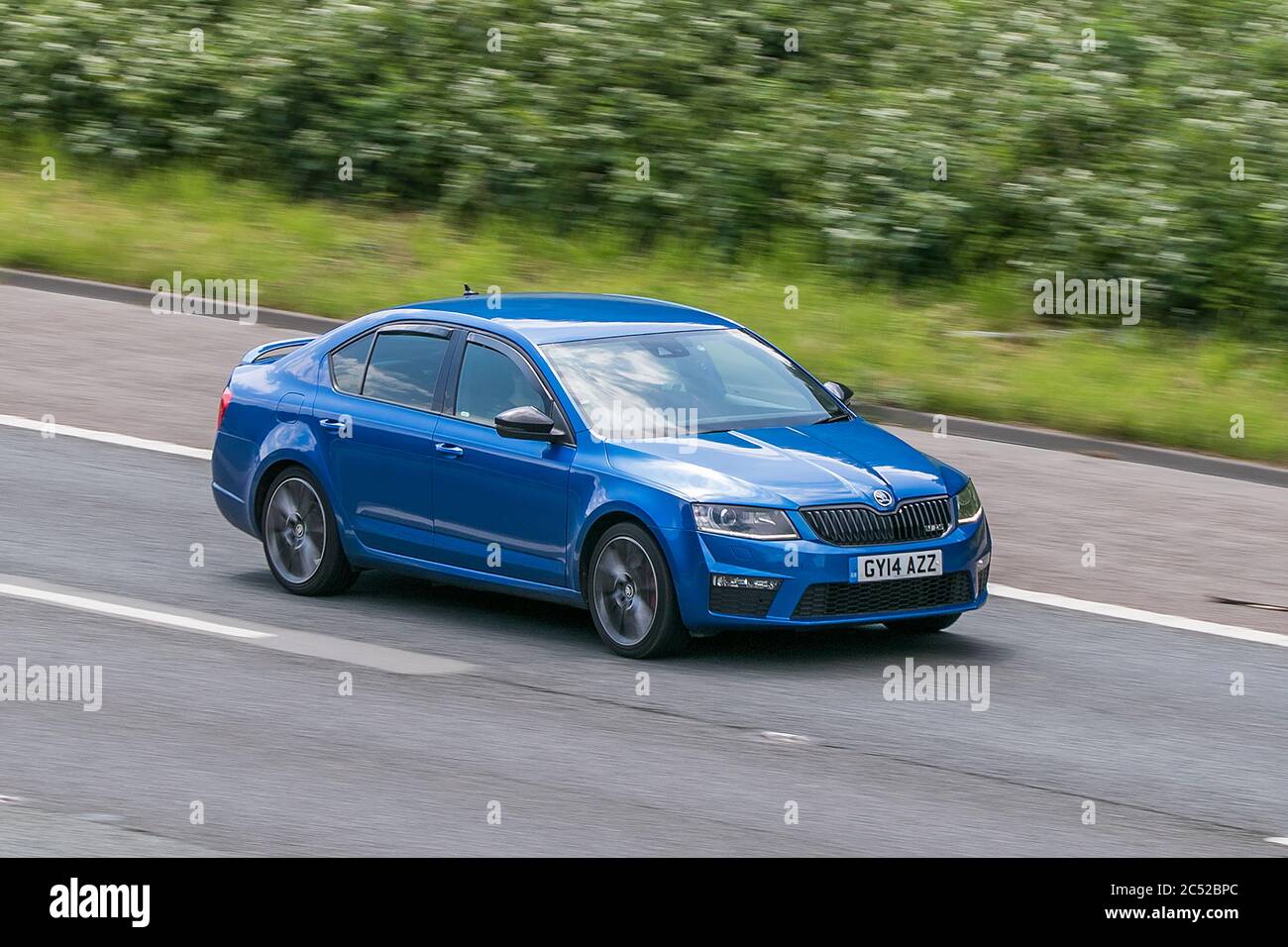 2014 Blue Škoda Octavia VRS TSI S-A; Fahrt auf der Autobahn M6 bei Preston in Lancashire, Großbritannien Stockfoto