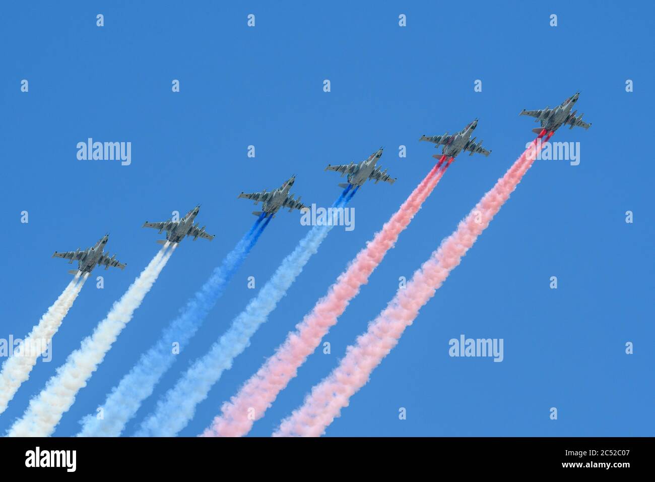 MOSKAU, RUSSLAND - JUN 2020: Russische Angriffsflugzeuge, Su-25 (Frogfoot) gepanzerte Unterschall-Militärflugzeuge bei der Parade zu Ehren des 75. Jahrestages Stockfoto