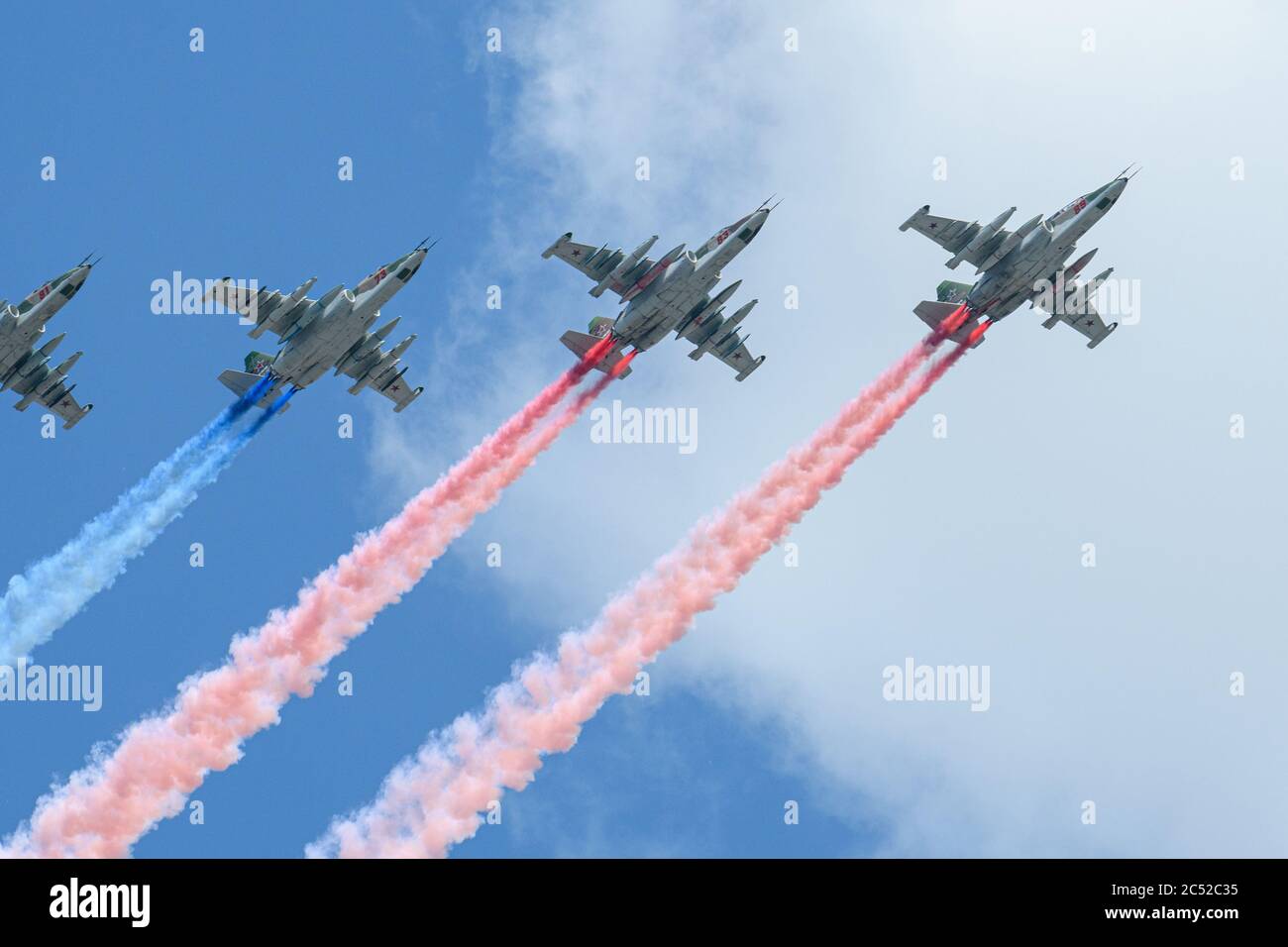 MOSKAU, RUSSLAND - JUN 2020: Russische Angriffsflugzeuge, Su-25 (Frogfoot) gepanzerte Unterschall-Militärflugzeuge bei der Parade zu Ehren des 75. Jahrestages Stockfoto