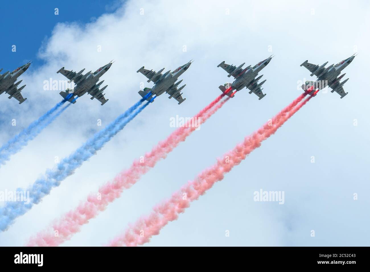 MOSKAU, RUSSLAND - JUN 2020: Russische Angriffsflugzeuge, Su-25 (Frogfoot) gepanzerte Unterschall-Militärflugzeuge bei der Parade zu Ehren des 75. Jahrestages Stockfoto