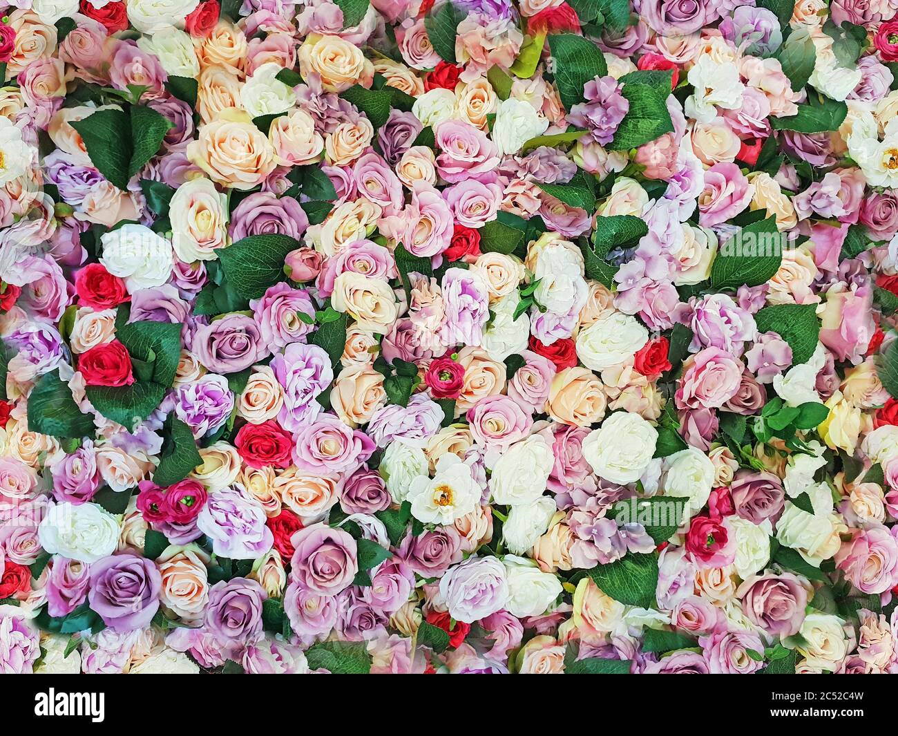 Bunte künstliche Rosen als nahtloser Hintergrund Stockfoto