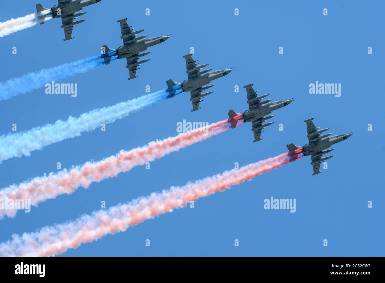 MOSKAU, RUSSLAND - JUN 2020: Russische Angriffsflugzeuge, Su-25 (Frogfoot) gepanzerte Unterschall-Militärflugzeuge bei der Parade zu Ehren des 75. Jahrestages Stockfoto