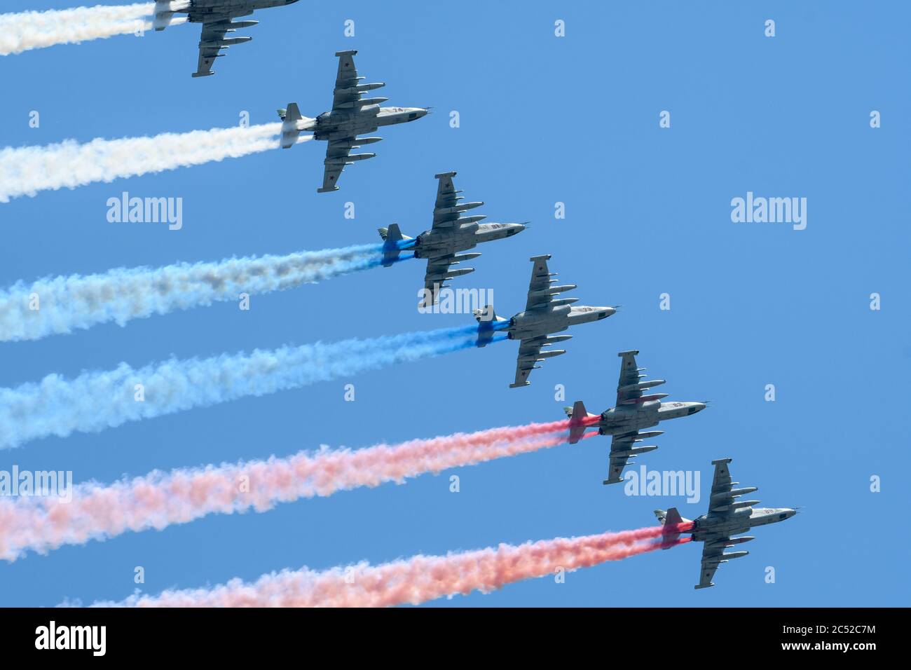 MOSKAU, RUSSLAND - JUN 2020: Russische Angriffsflugzeuge, Su-25 (Frogfoot) gepanzerte Unterschall-Militärflugzeuge bei der Parade zu Ehren des 75. Jahrestages Stockfoto