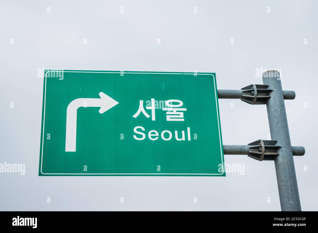 Seoul/Südkorea - April 06 2018: Grünes Autobahnschild lautet auf Koreanisch 'Seoul'. Stockfoto
