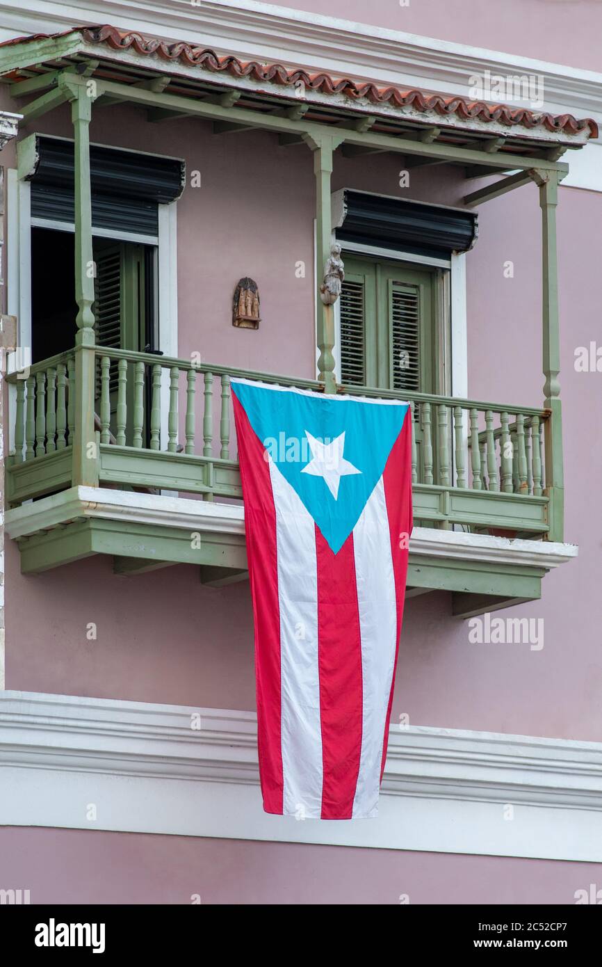 Puerto Rico Flagge Wellen aus bunten Balkon. Stockfoto