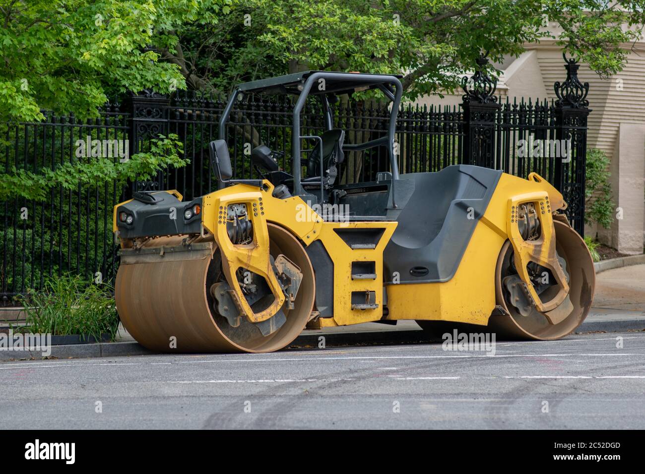Asphalt Compactor Roller in einer Wohnstraße. Stockfoto