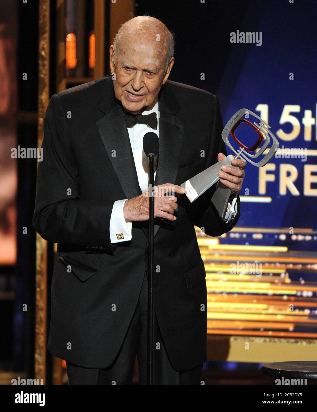 BEVERLY HILLS, CA - APRIL 11: Carl Reiner tritt am 2015 11. April 2015 im Saban Theater in Beverly Hills, Kalifornien, auf. FMPG/MediaPunch Stockfoto