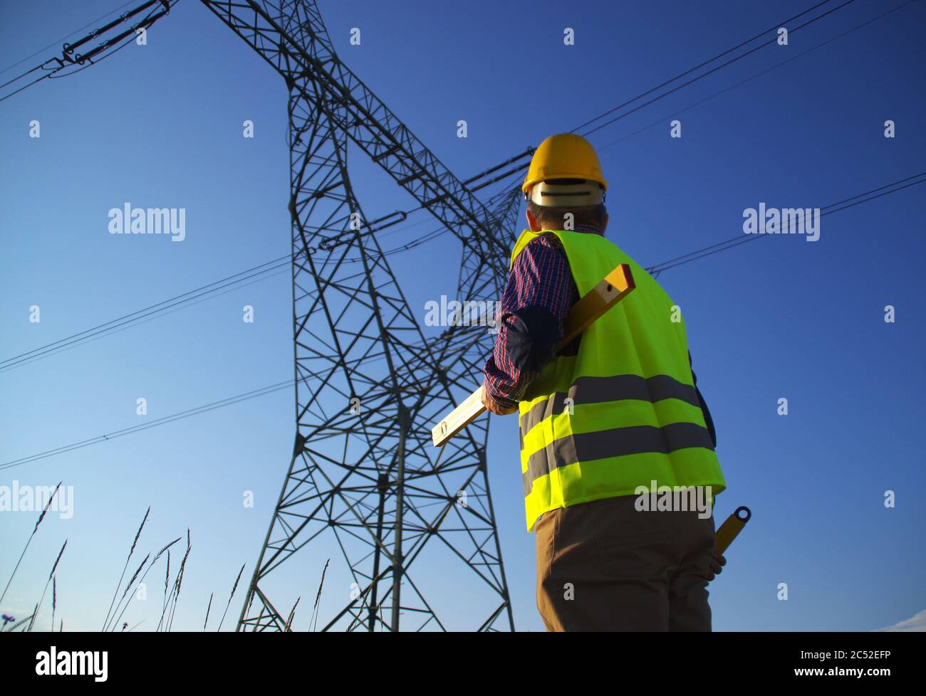 Techniker während der Prüfung der Stromleitung. Elektriker bei der Arbeit. Erzeugung und Versorgung von Energie aus Kraftwerken. Stockfoto
