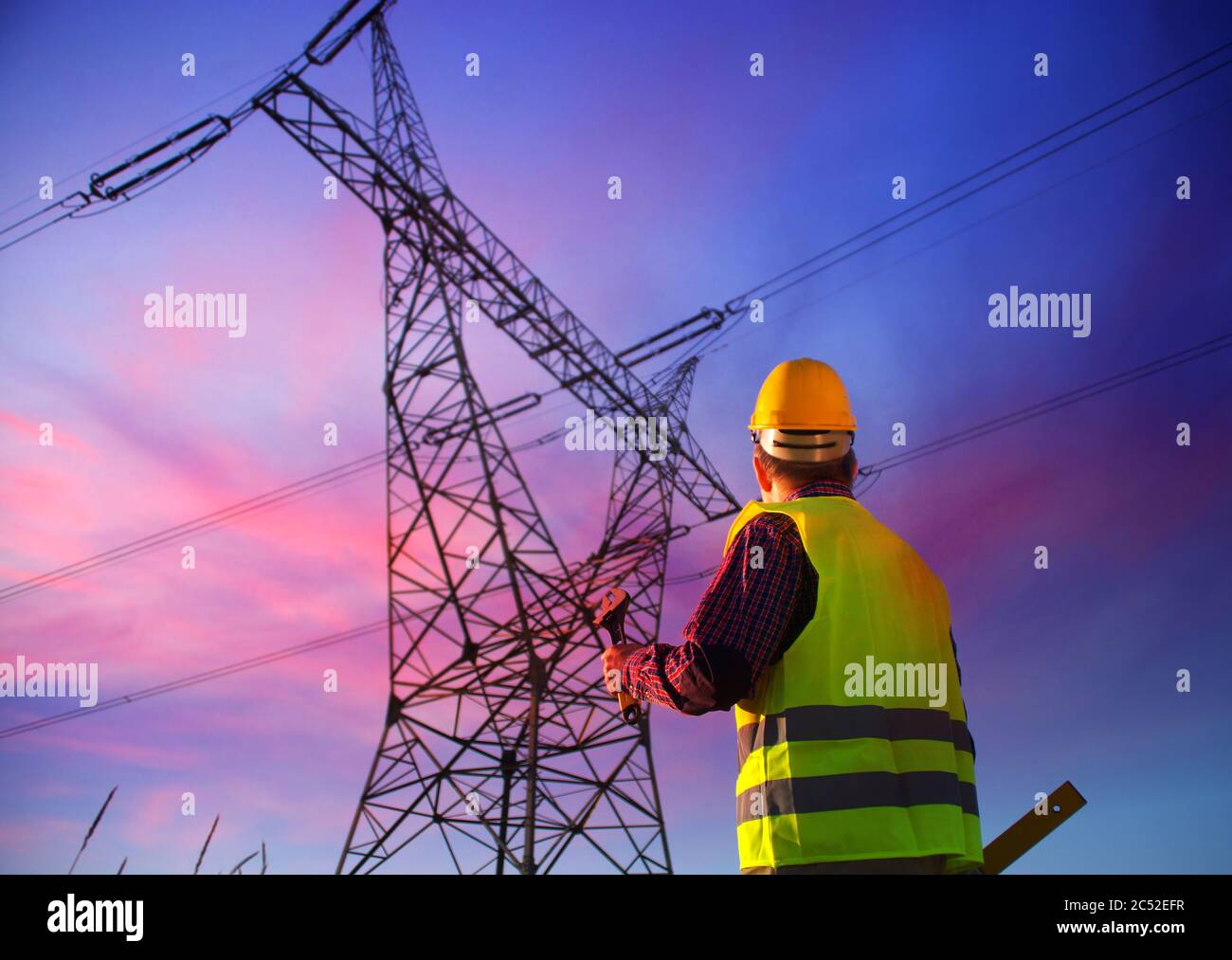 Techniker während der Prüfung der Stromleitung. Elektriker bei der Arbeit. Erzeugung und Versorgung von Energie aus Kraftwerken. Stockfoto