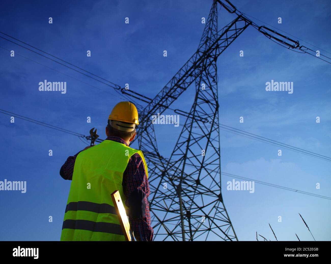 Techniker während der Prüfung der Stromleitung. Elektriker bei der Arbeit. Erzeugung und Versorgung von Energie aus Kraftwerken. Stockfoto