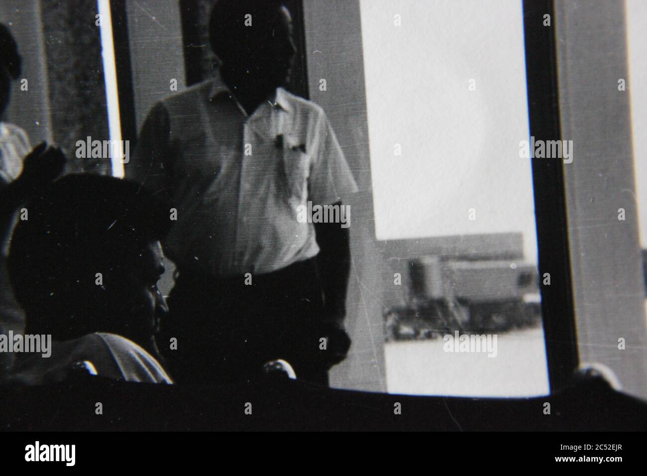 Feine 70er Jahre Vintage schwarz-weiß Lifestyle Fotografie eines Tagträumers starrt in den Weltraum. Stockfoto