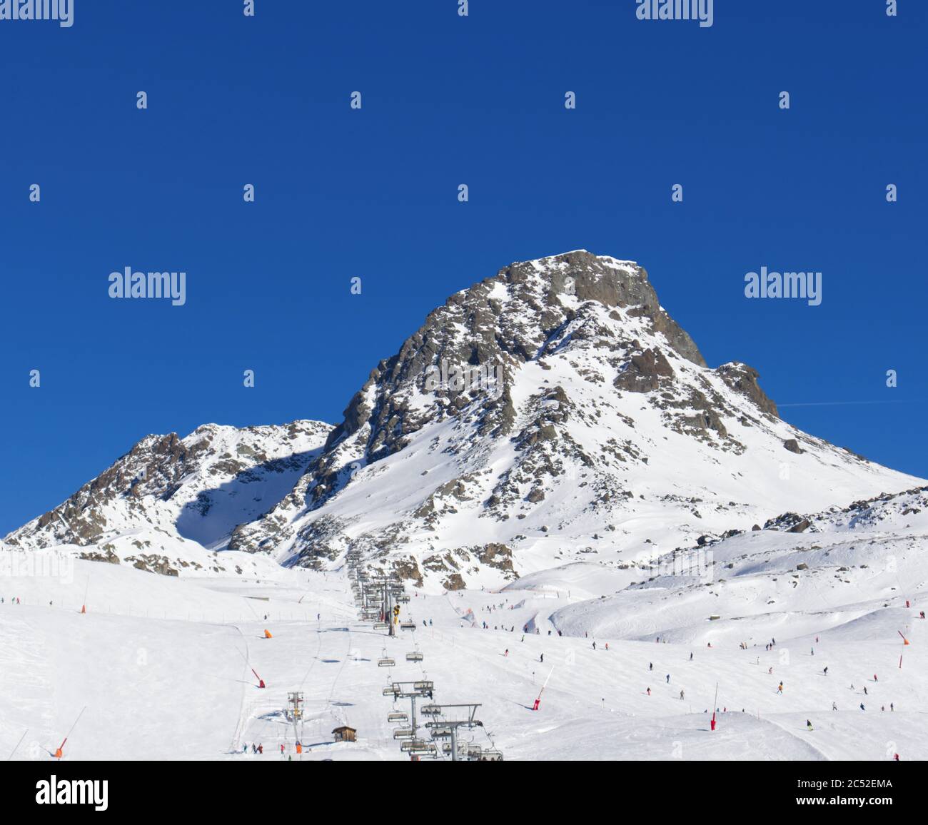 Blick auf Snowy Mountain und Skigebiet Stockfoto