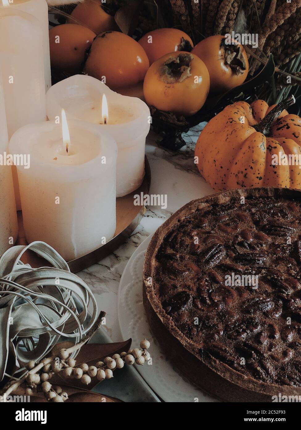 Kaffee- und Schokoladenherb neben Kerzen und Gemüseanzeige Stockfoto